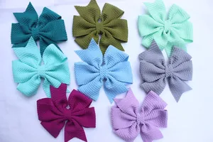 Dettaglio di fiocchi per capelli in maglia a nido d'ape in otto colori vari
