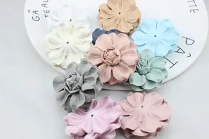 Nahaufnahme bunter handgefertigter Mikrofaser-Stoffblumen für DIY-Haar- und Schuhzubehör