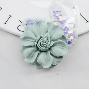 Makro-Detail einer mehrlagigen mintgrünen Wildlederblume für DIY-Modeaccessoires