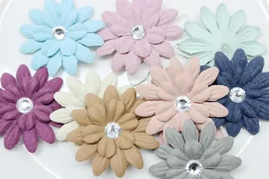 Dettaglio macro di fiori di margherita in tessuto multistrato con strass di cristallo DIY