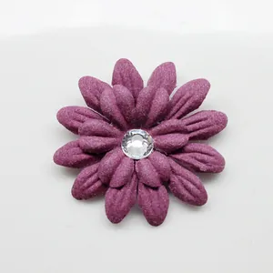 Dettaglio di margherita in tessuto viola con strass per accessori di abbigliamento DIY