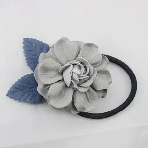 Élastique à cheveux avec camélia en daim gris et feuilles décoratives bleues