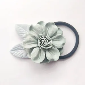 Élastique à cheveux avec fleur verte menthe multicouche et détails de feuilles