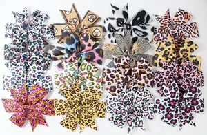 Dettagli degli accessori per capelli con fiocchi in grosgrain leopardato e motivi a cuore love