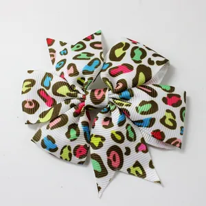 Dettaglio di un fiocco per capelli in grosgrain con stampa leopardata colorata vivace