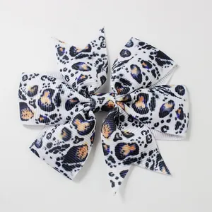 Dettaglio del fiocco per capelli in nastro grosgrain con stampa leopardata per bambine