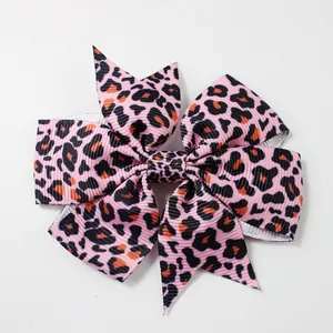 Dettaglio del fiocco in nastro grosgrain con stampa leopardata rosa e arancione