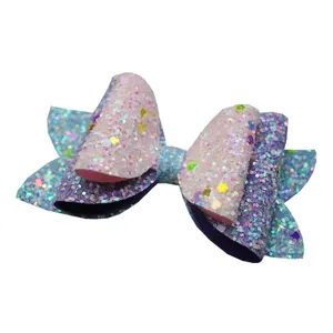Détail d'une pince à cheveux nœud multicouche avec paillettes roses et violettes