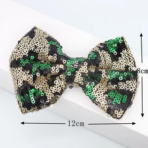 Dettaglio macro del fiocco leopardato con paillettes 12cm per accessori capelli