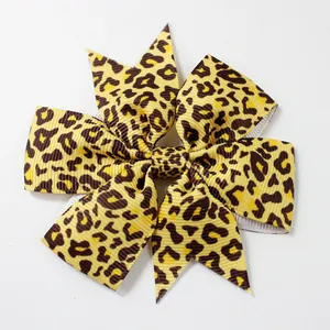 Fiocco per capelli leopardato fatto a mano in nastro grosgrain per bambine a strati