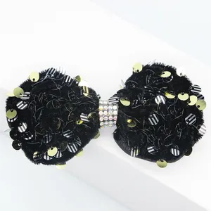 Vue macro d'un nœud en velours avec paillettes colorées et centre en strass brillants