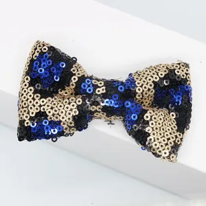 Dettaglio macro di un papillon con paillettes leopardate per accessori eleganti da festa