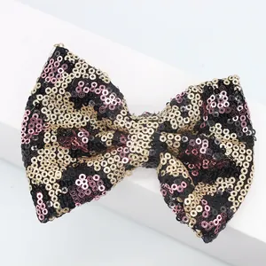 Dettaglio fiocco di paillettes fai-da-te con motivo leopardato per capelli e scarpe