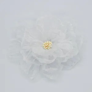 Dettaglio di fiore fatto a mano in organza bianca con glitter e stame di perline