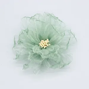 Fermaglio per capelli con fiore in organza verde chiaro e petali a strati con perline