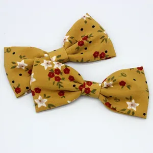 Détail de deux nœuds en mousseline florale avec tissu jaune et imprimés de fleurs pour DIY