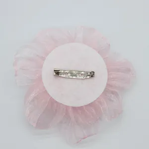 Dettaglio della chiusura a spilla di sicurezza sul retro della spilla a fiore in tessuto rosa