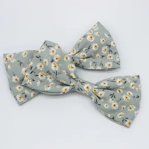 Détail de nœuds à cheveux en mousseline fleurie vert clair avec motifs de petites fleurs jaunes
