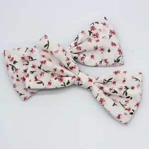 Détails de nœuds en mousseline avec imprimé floral, fleurs roses et motif de feuilles