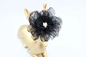 Dettaglio di peonia in organza nera da 9cm con perle bianche su supporto dorato