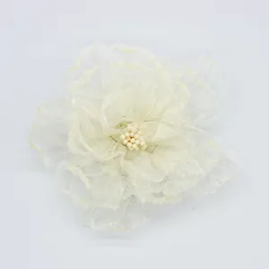 Vue détaillée d'une pivoine en tulle crème faite main avec pétales et perles centrales