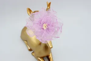 Dettaglio di fiore di peonia in organza viola da 9 cm con perle su supporto di cervo d'oro