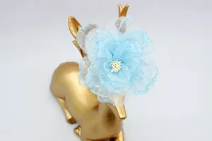 Dettaglio di fiori di peonia in organza celeste 9cm con petali e perline bianche