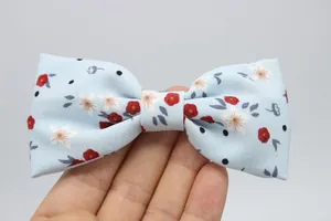 Nœud en mousseline à imprimé floral bleu clair avec fleurs rouges et pois noirs