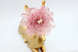 Dettaglio di un fiore di peonia in organza da 9cm con bordi bruciati decorativi