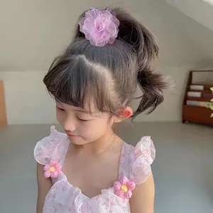 Détail d'une grande pince à cheveux fleur en organza violette sur une jeune fille