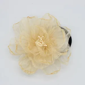Macro-detail van de gelaagde organza camelia bloem haarelastiek met decoratieve meeldraad