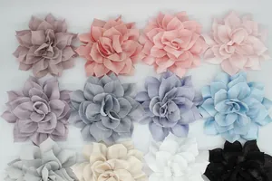Vista plana de flores de tela artesanales de 12cm en doce colores diferentes