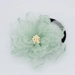 Lichtgroene organza bloem haarelastiekje met parel en zwart elastisch koord