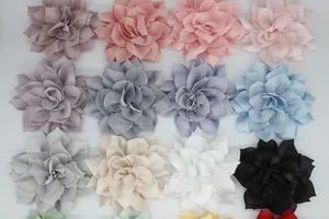 Vista detallada de varias pinzas de flores 3D en tela multicolor para el pelo y fotos