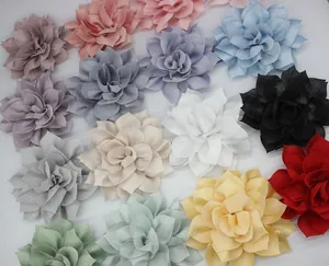 Detalle macro de broches de flores de tela multicapa en varios colores vivos