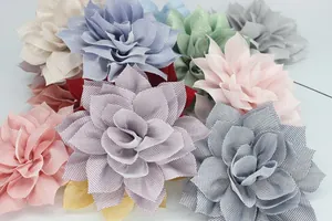 Detalle de broches de flores de tela hechos a mano con pétalos 3D multicolores