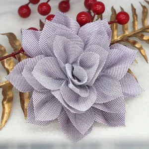 Elegante pinza para el pelo con flor de tela lavanda y pétalos de malla para la playa