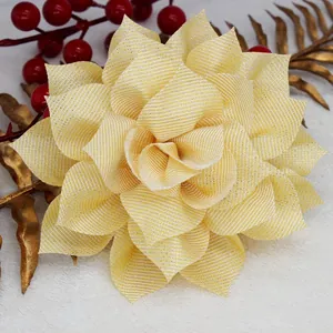 Primer plano del broche de flor de tela amarilla con purpurina dorada sobre piel blanca