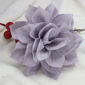Detalle de flor de malla púrpura de 12cm con seda plateada y bayas rojas decorativas