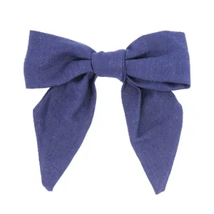Dettaglio di un fiocco in lino blu scuro da 10cm con trama in tessuto naturale intrecciato