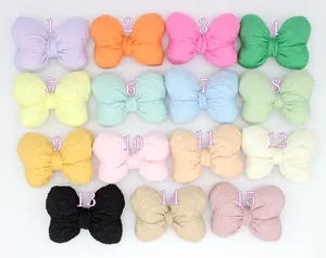 Collectie van 15 kleurrijke stoffen strikjes voor haar en kleding in een rasterweergave