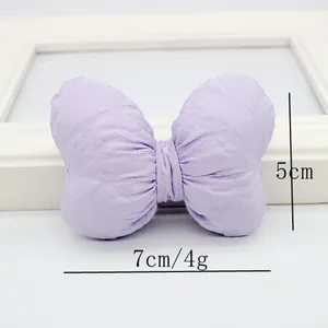 Detail van een lichtpaarse stoffen strik voor kinderkleding en mode-accessoires