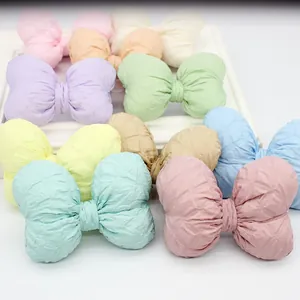 Leuke snoepkleurige stoffen vlinderaccessoires met geplooide textuur in pastel