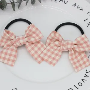 Paar rosa Haargummis mit Schleife und Hahnentrittmuster für kleine Mädchen