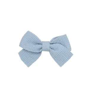 Dettaglio del fiocco in tessuto waffle azzurro per accessori per capelli fai-da-te