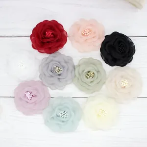 Draufsicht auf mehrfarbige Organza-Pfingstrosen mit Perlen-Staubbeuteln für DIY-Handwerk