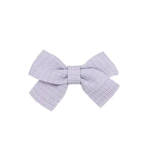 Dettaglio della trama del tessuto tweed viola lavanda di questo fiocco fai-da-te