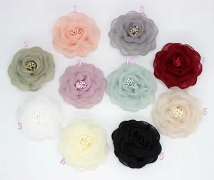 Flache Ansicht von handgefertigten Chiffon-Kamelienblüten in zehn Farben mit Perlenmitte