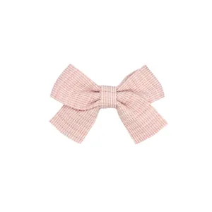 Dettaglio del fiocco in tessuto pied-de-poule rosa e bianco per accessori fai-da-te