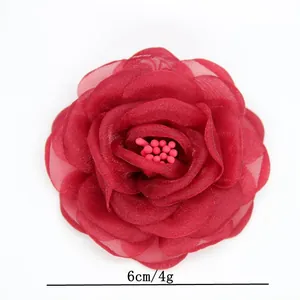 Detailansicht einer 6cm roten Organza Pfingstrose Brosche mit Mesh-Blütenblättern